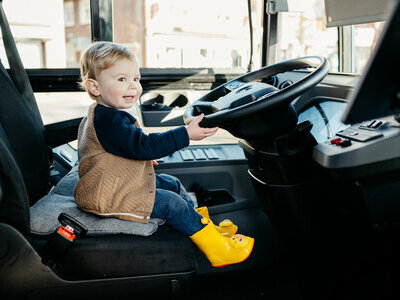 Fehntjer Bus kleine Ente am Steuer