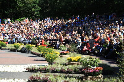 freilichtb-hne_zum_bluetenfest