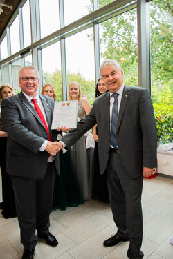 Partnerschaft besiegeln